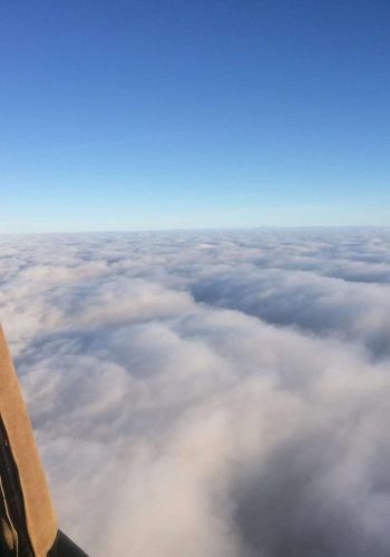 vol au dessus des nuages montgolfiere